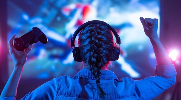 Projector Screen Border in Home Theater using Black Projector Screen Paint